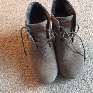 Tom's boots size 8